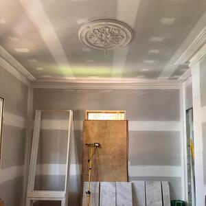 Some progress images for a job in Lorn by @gregson_design! Featured is our ASE2 archway paired with AC9 corbels and AAP11 plinths. Looking to the ceilings, our SR AR25 perfectly complements the A165 cornice.

#allplasta #silvercornices #tdplastering #gregsondesign #cornice #ceilingrose #archway #corbels #plinths #plaster #quality #handmde
